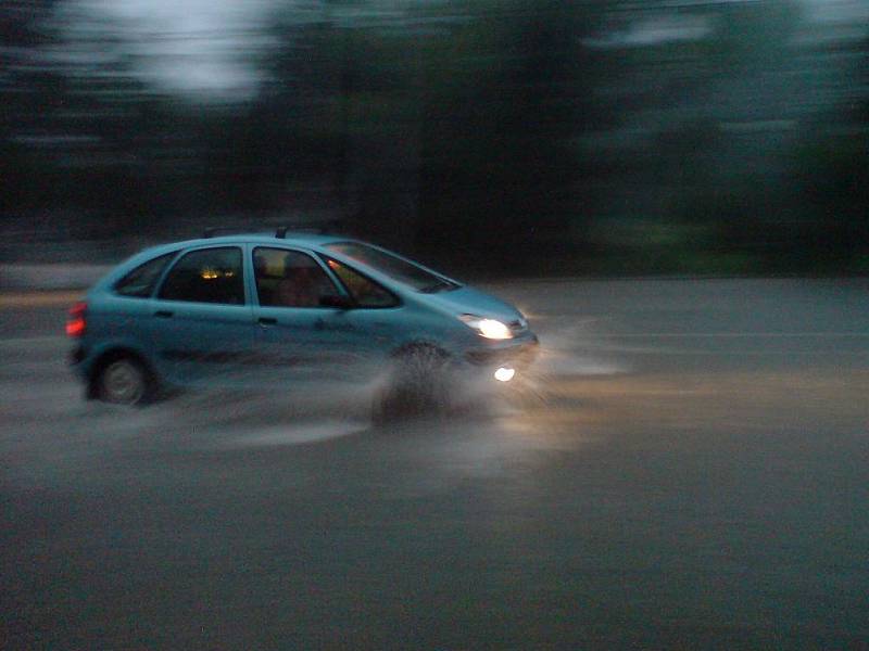 Zatopená brněnská ulice Drobného po středeční bouřce.