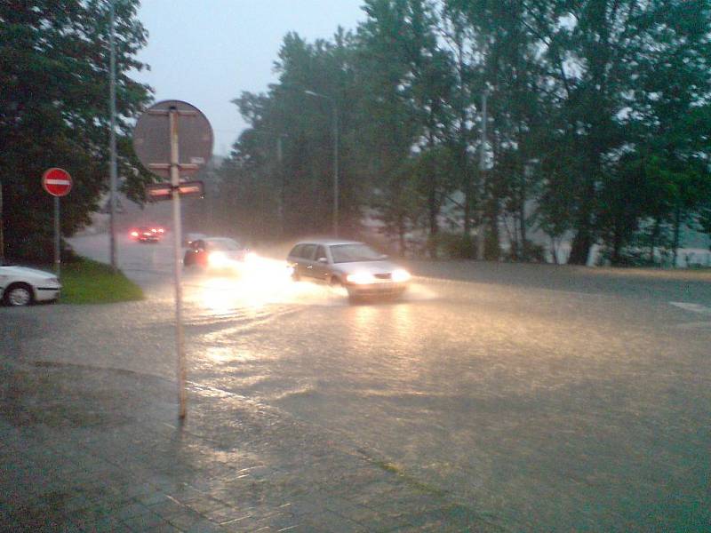 Zatopená brněnská ulice Drobného po středeční bouřce.