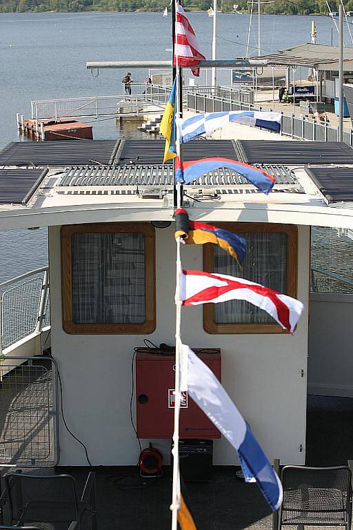 Loď na přehradě částečně poháněná na sluneční energii.