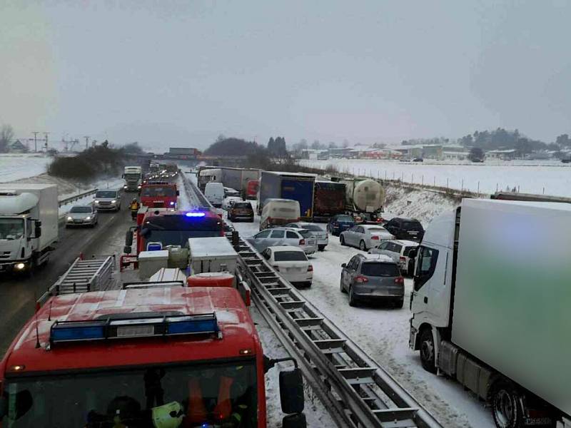 Nehoda na dálnici D1 u Tvarožné na Brněnsku.