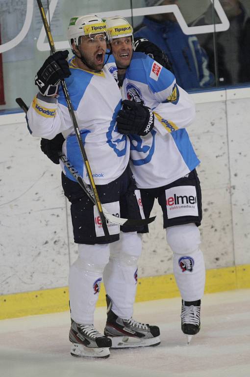 Gulaš a Straka se radují ze třetího gólu Plzně.