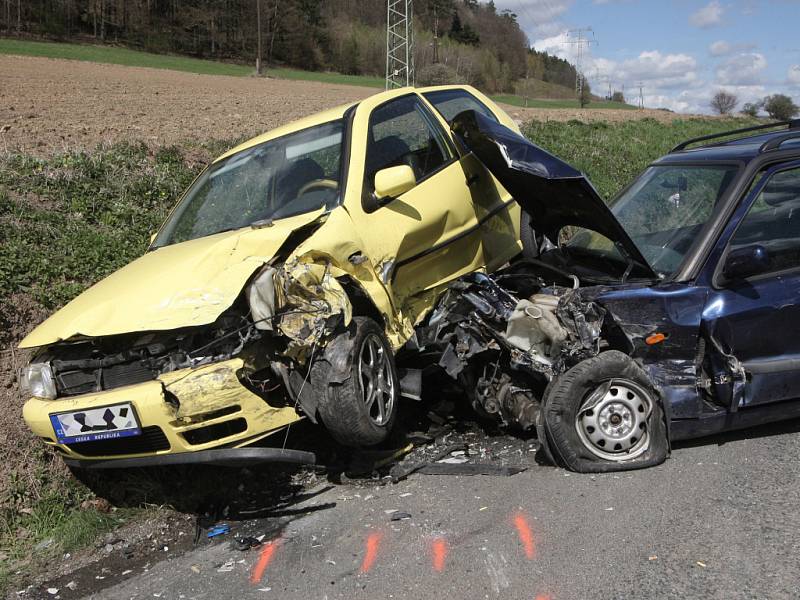 Lehkým zraněním dvou lidí skončila nehoda u Lomničky na Brněnsku. Řidička Škody Felicie tam krátce před desátou hodinou při předjíždění narazila do protijedoucího volkswagenu. 