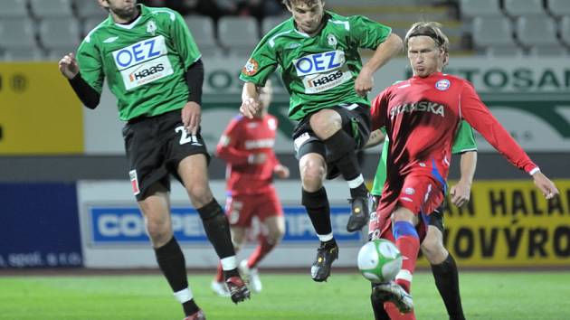 Marek Heinz ( vpravo v červeném ) odvrací míč před jabloneckými Davidem Lafatou ( uprostřed ) a Andrejem Heskem.