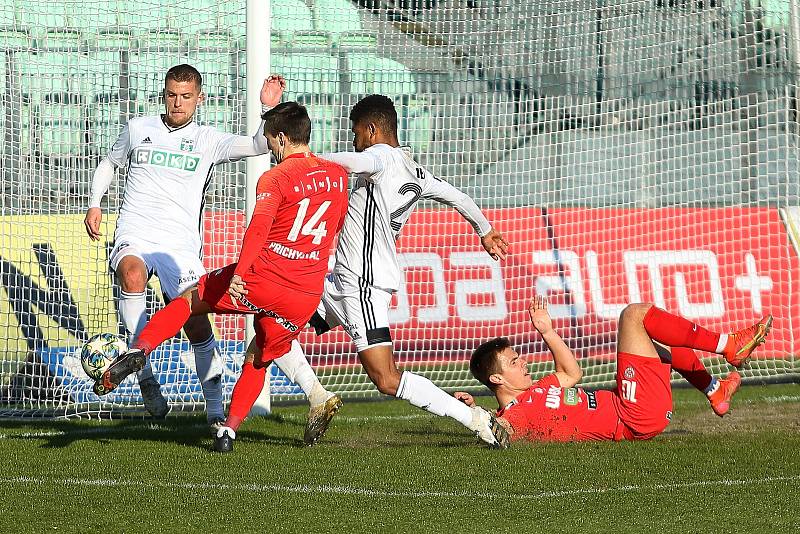 Fotbalisté Zbrojovky Brno (v červeném) remizovali na hřišti Karviné 1:1.