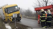 Nákladní auto sjelo do příkopu u Ivančic na Brněnsku. Při nehodě se nikdo nezranil, náklaďák ale museli přijet vyprostit hasiči. 