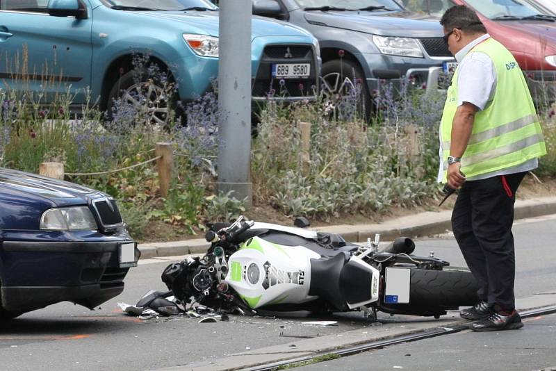 Motorkář se střetl s autem v Kounicově ulici.