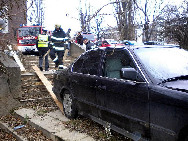 Auto sjelo ze schodů u Právnické fakulty brněnské Masarykovy univerzity.