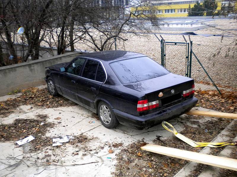 Auto sjelo ze schodů u Právnické fakulty brněnské Masarykovy univerzity.