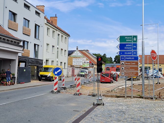 V Ivančicích pokračuje stavba okružní křižovatky U Tří kohoutů. Řidiči místem projedou na semafor.