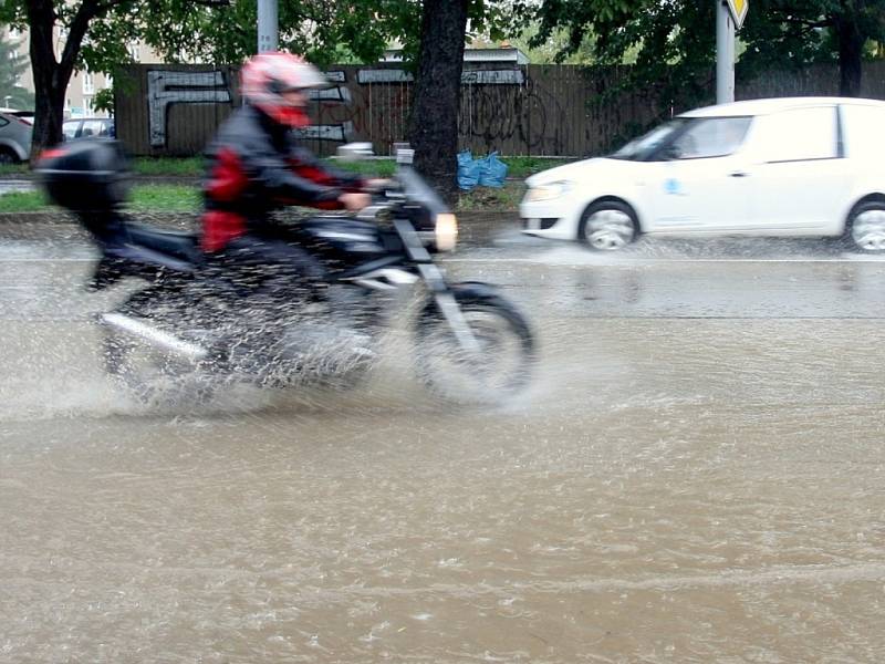 Prudký déšť zkomplikoval ve čtvrtek dopravu v Brně