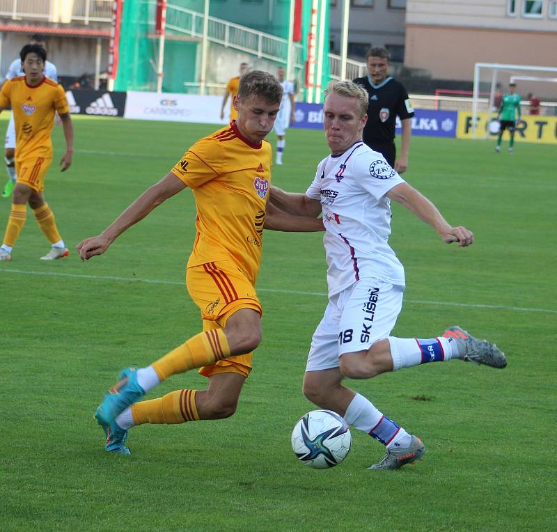 Fotbalisté Líšně (v bílém) rozhodli o výhře na Dukle až v samém závěru.