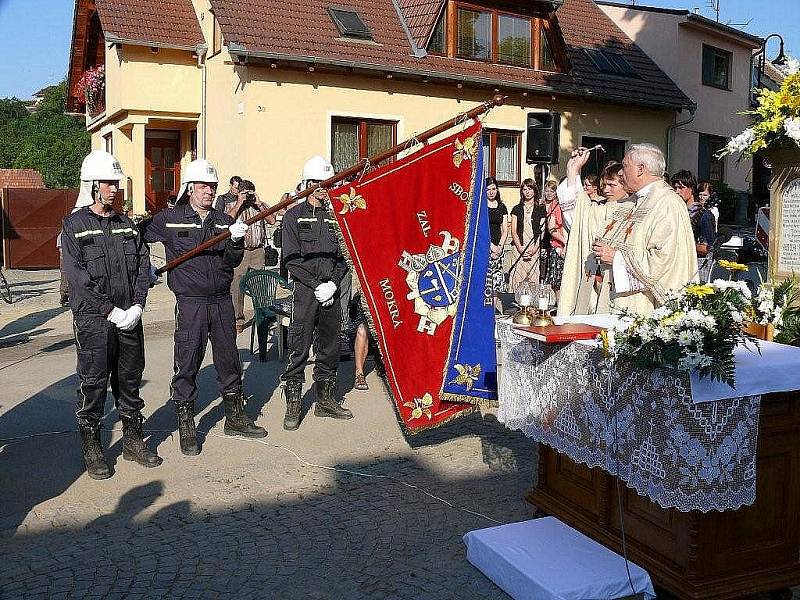 Svěcení prapora hasičů v Mokré-Horákově.