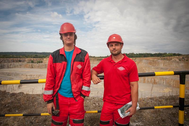 Cementárnu a lom v Mokré na Brněnsku navštívil v úterý při své jednodenní návštěvě rodného kraje předseda vlády Bohuslav Sobotka. Jednal s odboráři a zúčastnil se řízeného odstřelu kamene v lomu.