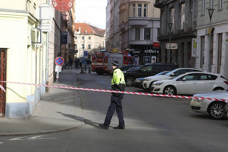 Kvůli větru zasahovali hasiči i v centru Brna. V Solniční ulici padala z budovy omítka.