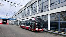 První trolejbus Mario dokončují pracovníci brněnského dopravního podniku ve vozovně v Komíně
