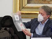 Ředitel Společnosti Podané ruce o.p.s. Jindřich Vobořil ukazuje jednu z testovacích sad, kterými začnou v pátek testovat na koronavirus terénní pracovníky a bezdomovce.