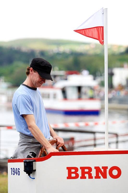 Náporům davů čelila v sobotu brněnská přehrada. Lidi k ní přitahovalo nejen krásné počasí, ale také oslava sedmdesáti let lodní dopravy.