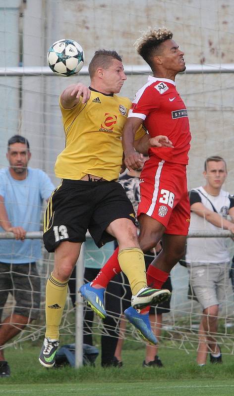 Třetí kolo poháru zvládli fotbalisté Zbrojovky (v červeném) bez potíží.