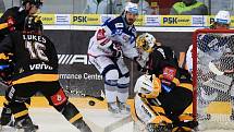 Domácí HC Kometa Brno v bílém proti HC Litvínov (Michael Petrásek).