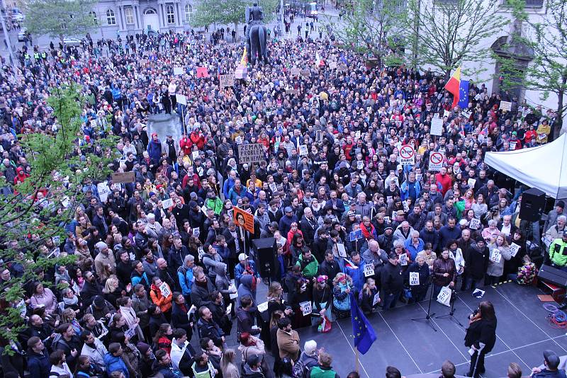 Demonstrace za svobodnou justici se v pondělí v Brně zúčastnilo podle policie 2000 lidí.