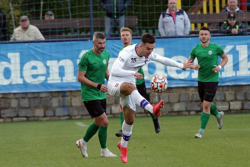 Líšeňští fotbalisté (v bílém) zdolali Příbram na domácím hřišti 4:1.