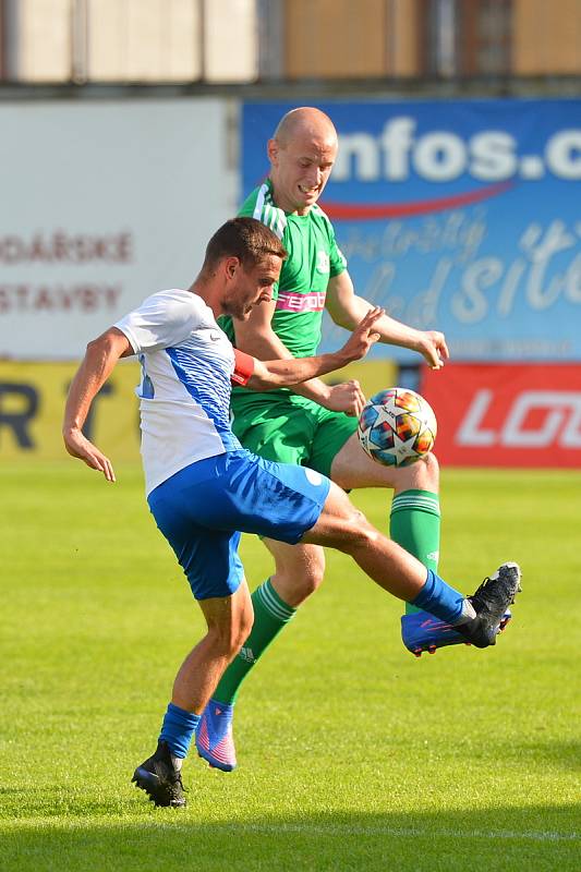 Fotbalisté Rousínova (na snímku v zelených dresech) vyhráli finále krajského poháru proti Kuřimi na penalty. Duel se hrál v Drnovicích.