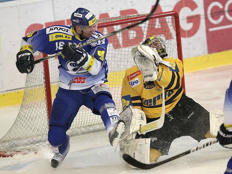 Brněnští hokejisté v utkání s Litvínovem - obránce Jiří Vašíček (vlevo).