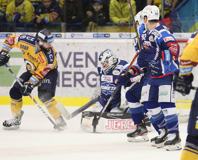 Extraligoví hokejisté PSG Berani Zlín (ve žlutém) v dohrávce 47. kola hostili brněnskou Kometu.