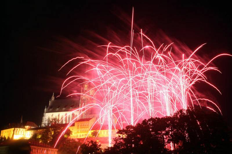 Populární festival ohňostrojů Ignis Brunensis letos oslaví pětadvacet let od založení. Na snímku ročník 2008.
