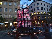 Hudbu skladatelů Bacha, Mendelssohna, či manželů Schumannových si od pondělí mohou z krátkých úryvků vychutnat lidé na brněnském Moravském náměstí. Hraje ji tam jedinečný stroj kombinující světlo a zvuk.