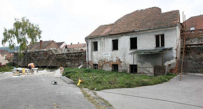 Městské hradby v Ivančicích na Brněnsku opraví majitelka nejpozději do tří let. Zpřístupní je nejen místním a turistům, ale i školám. 