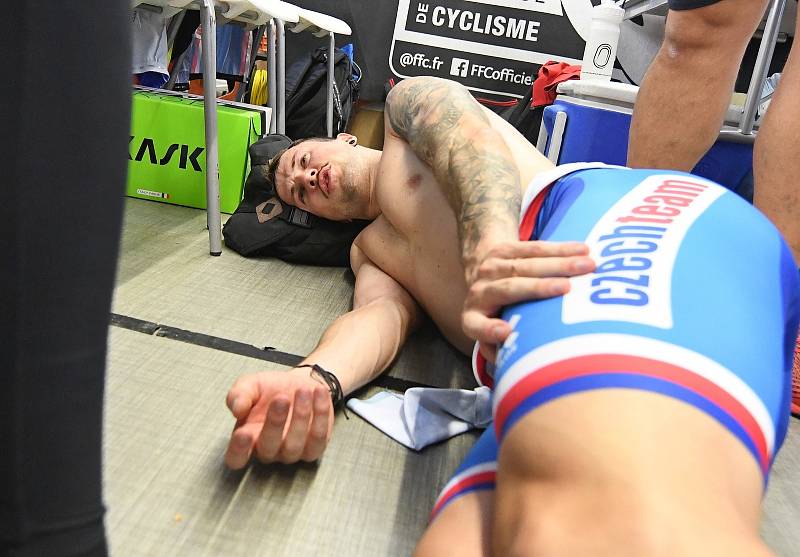 Dráhoví cyklisté brněnské Dukly Dominik Topinka a Robin Wagner jeli na mistrovství světa v Roubaix pevný kilometr.  První jmenovaný dlouho ležel v české kóji na podlaze zcela vyřízený.