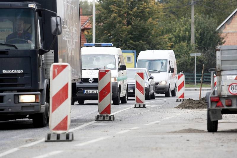 Kolony automobilů jsou i v Komořanech nedaleko Brna. Oprava pozemní komunikace způsobuje dlouhé fronty.