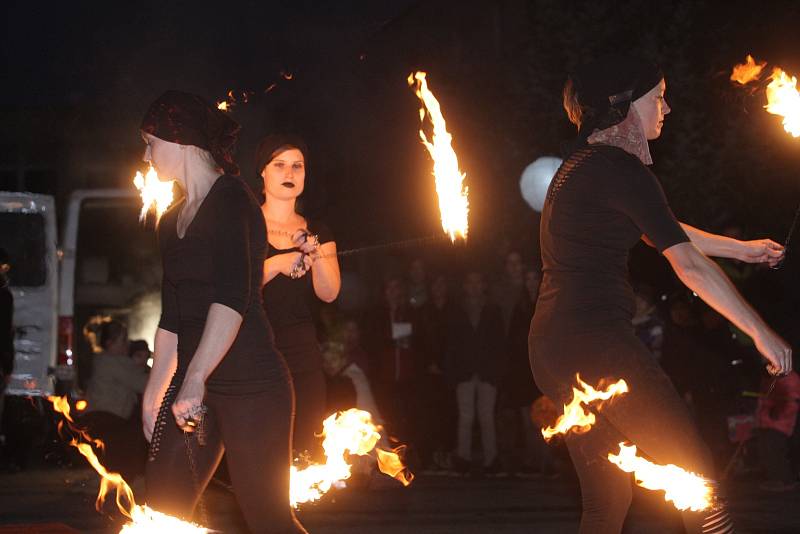  Stovky lidí s lampiony, čarodějové i jezdci na jednokolkách se ve středu večer vydali na tradiční lampionový průvod v Kohoutovicích. Akcí s názvem Léto a dým se Brňané symbolicky loučí s létem.