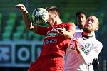 Fotbalisté Zbrojovky Brno (v červeném) remizovali na hřišti Karviné 1:1.