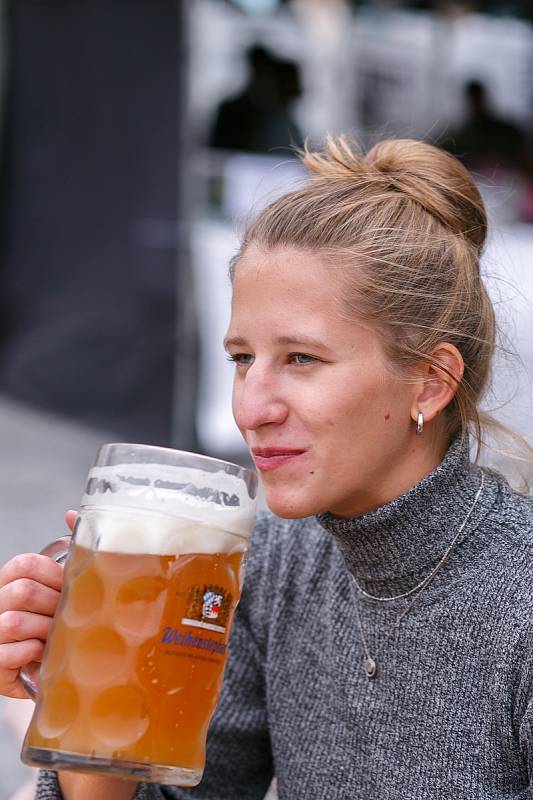 Pivní festival Oktoberfest na Zelném trhu potrvá celý víkend. Návštěvníci se mohou těšit na piva čepovaná do tupláků po vzoru mnichovské pivní slavnosti.