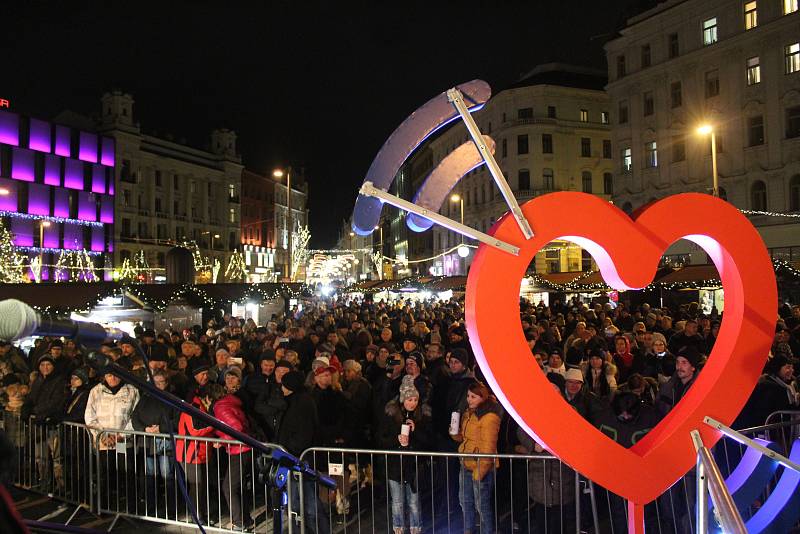 Přes tisíc lidí slavilo v Brně na náměstí Svobody konec roku 2019. Program vyvrcholil v devět hodin videomappingem.