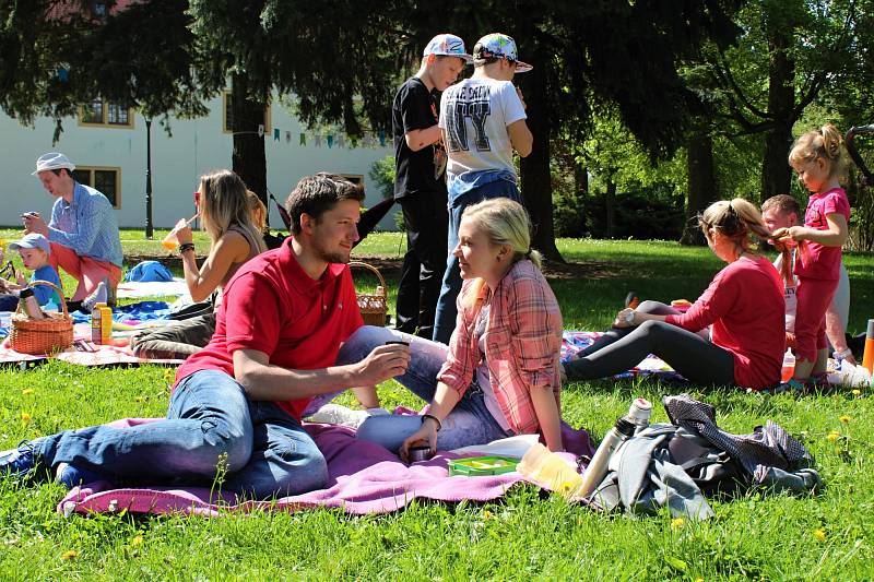 FÉROVÁ SNÍDANĚ. Na trávě v blanenském zámeckém parku posnídali účastníci Férové snídaně. Šlo o piknik pro dobrou věc, kterého se mohl zúčastnit kdokoliv. Podpořil tak lokální i fair trade pěstitele. 