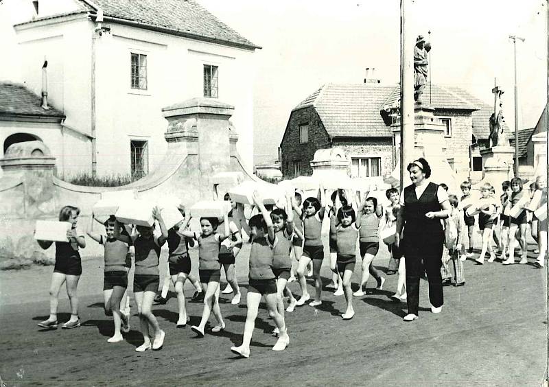 PRŮVOD DĚTÍ. Slavnostní průvod u příležitosti spartakiády v roce 1975 v Miloticích na Hodonínsku.