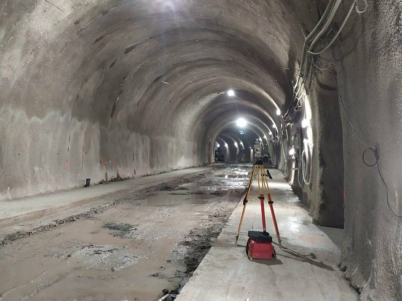Dělníci pokračují v práci na tramvajovém tunelu v brněnské Žabovřeské ulici. Zbývá dobetonovat poslední profil.