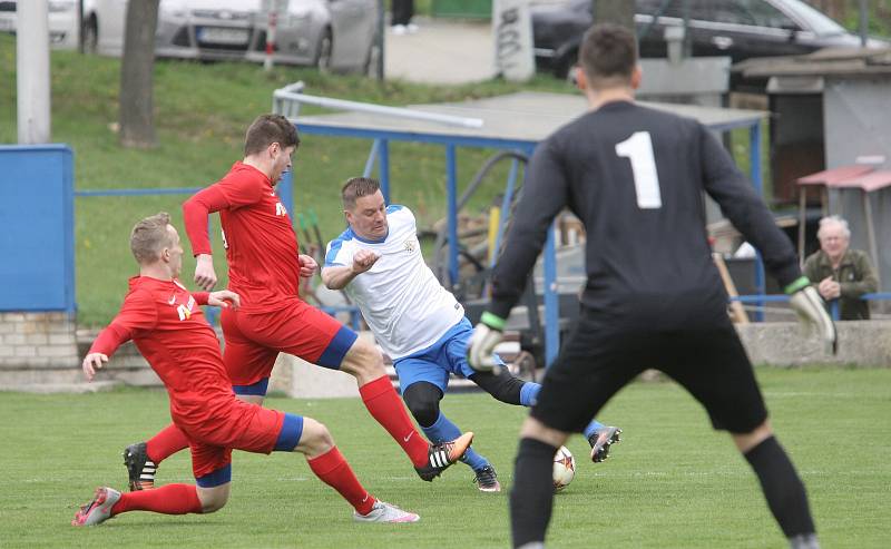 Impozantní vstup do jarních odvet krajského přeboru mají za sebou fotbalisté nováčka z Tišnova (v bílém). Po třech výhrách při skóre 15:2 ve čtvrtém kole narazili na Bohunice, kde dokázali vyhrát 3:0 a s jednobodovým náskokem jsou v čele tabulky.