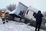 Na dálnici D1 u Velešovic havaroval v úterý kamion.