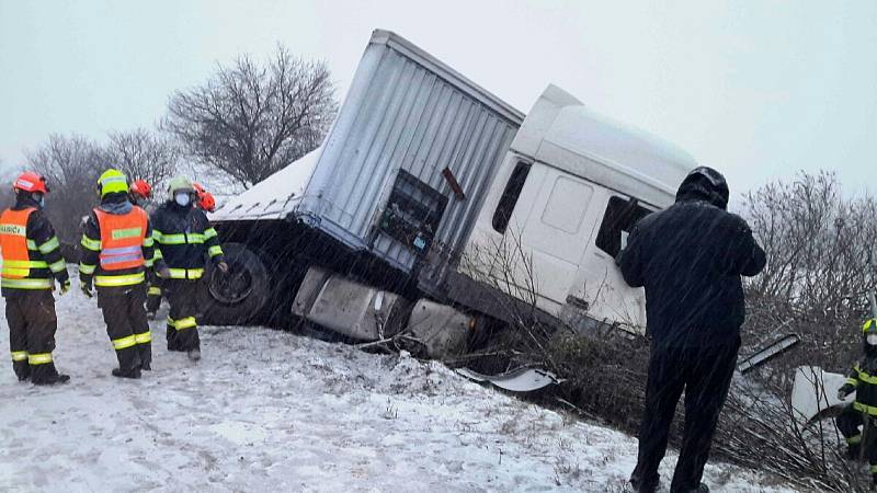 Na dálnici D1 u Velešovic havaroval v úterý kamion.