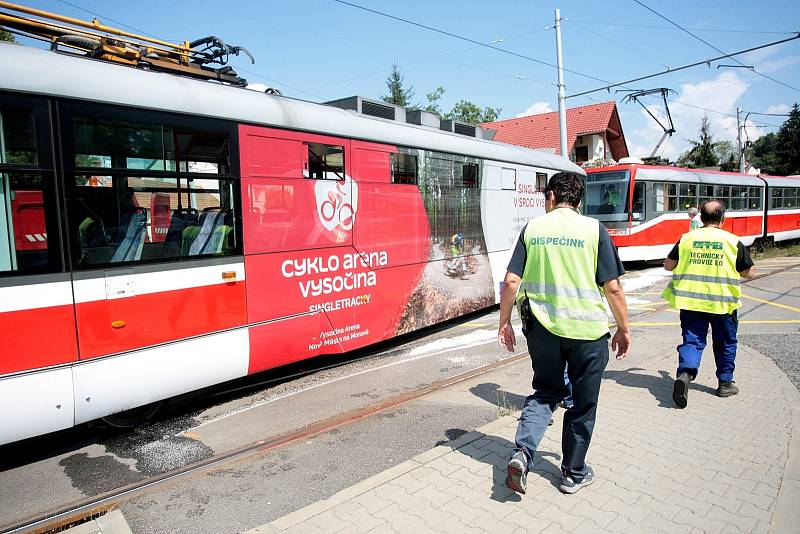 Vykolejená tramvaj u zastávky Branka v brněnské ulici Bystrcká.