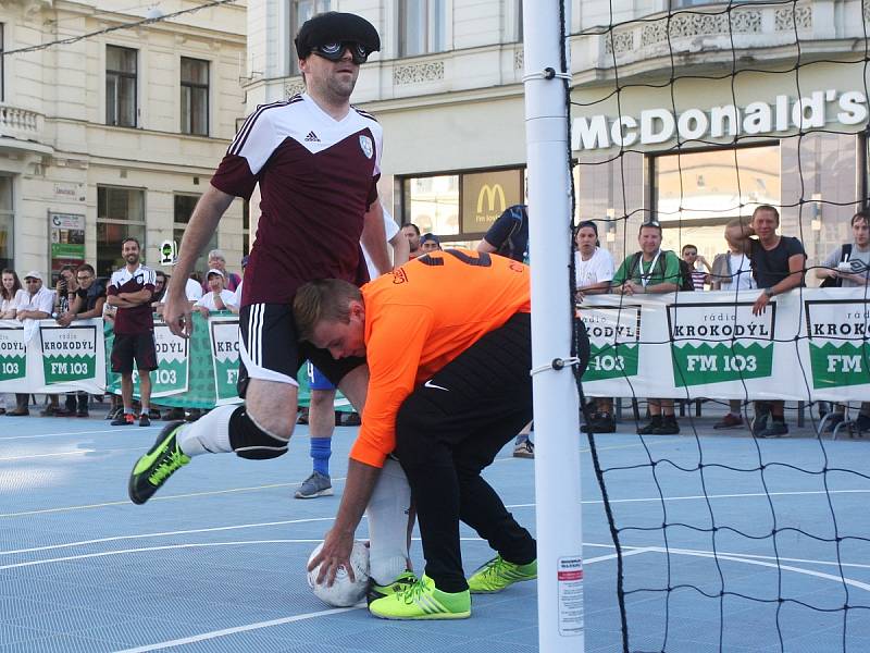 Zápas nevidomých futsalistů z Avoy MU Brno s reprezentací do 21 let v malém fotbalu.