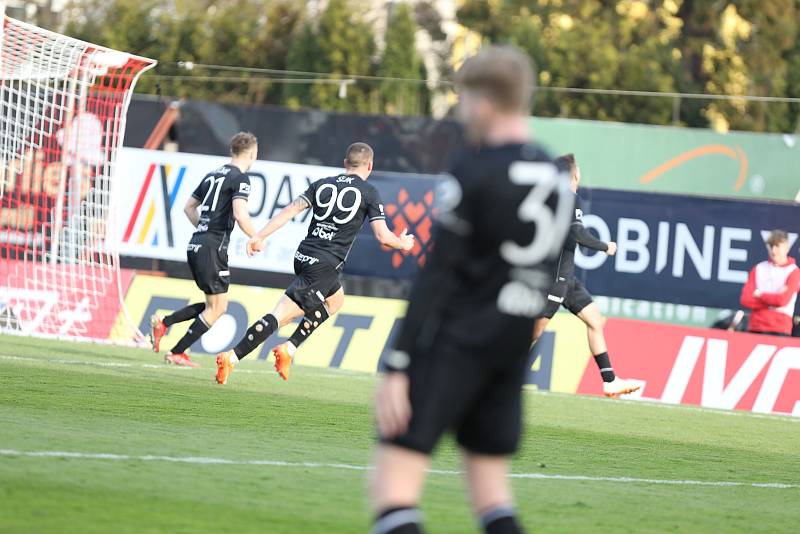 Fotbalisté Zbrojovky (v červeném) podlehli Jablonci 1:2.