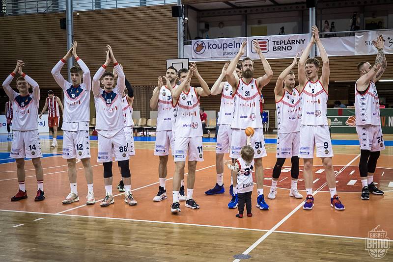 Brněnští basketbalisté (v bílém) oslavili postup do semifinále, když zdolali 4:3 na zápasy Pardubice.