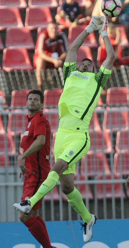 Fotbalisté brněnské Zbrojovky v pátém kole nejvyšší domácí soutěže porazili Slovácko 1:0 a ukončili čekání na první výhru v letošním ročníku. 