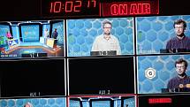 Televizní soutěž AZ-kvíz uvidí diváci na obrazovkách po osmi letech z nové dekorace, s novou vnitřní grafikou i znělkou. Moderátoři a pravidla hry zůstávají stejné.
