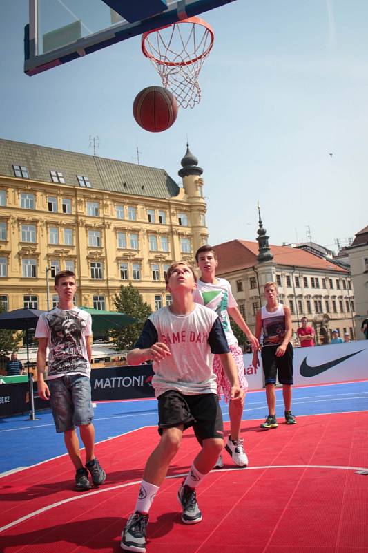 Ještě před zápasem se hráči přišli pozdravit s fanoušky na Náměstí Svobody, kde vznikla improvizovaná palubovka.